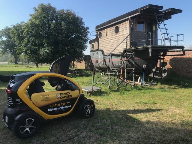 De Droge Paulette krijgt bezoek van de Twizy