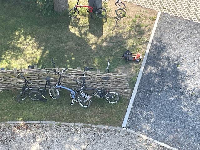 tegen omheining molen