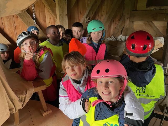 jonge bezoekers in fluo