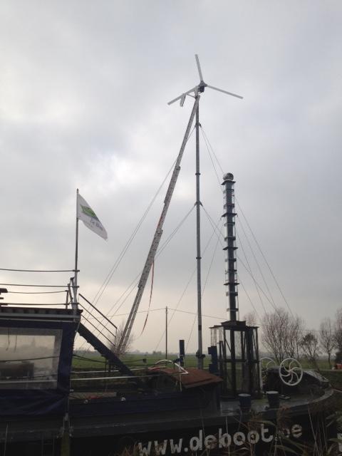 windmolen en zonneschoorsteen in één beeld
