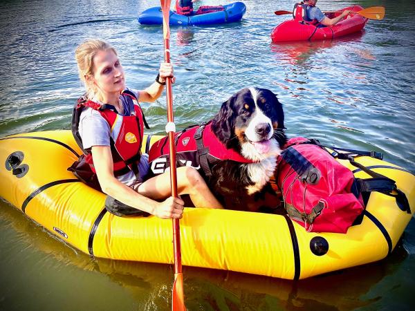 Hond in packraft